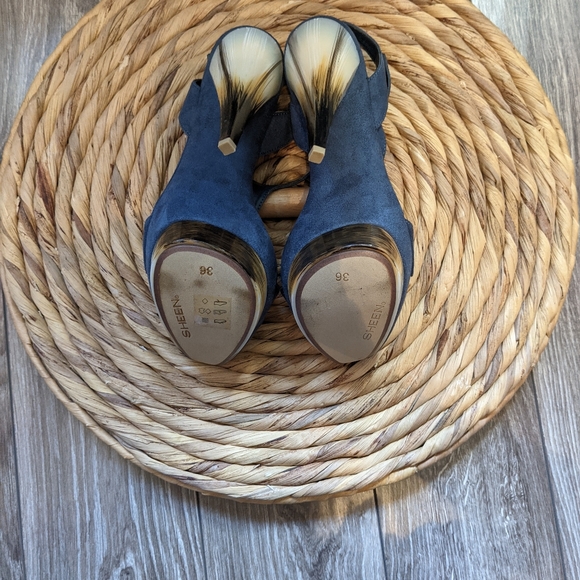 NWOT (W36) Blue T-strap Platform Sandal - Picture 5 of 5